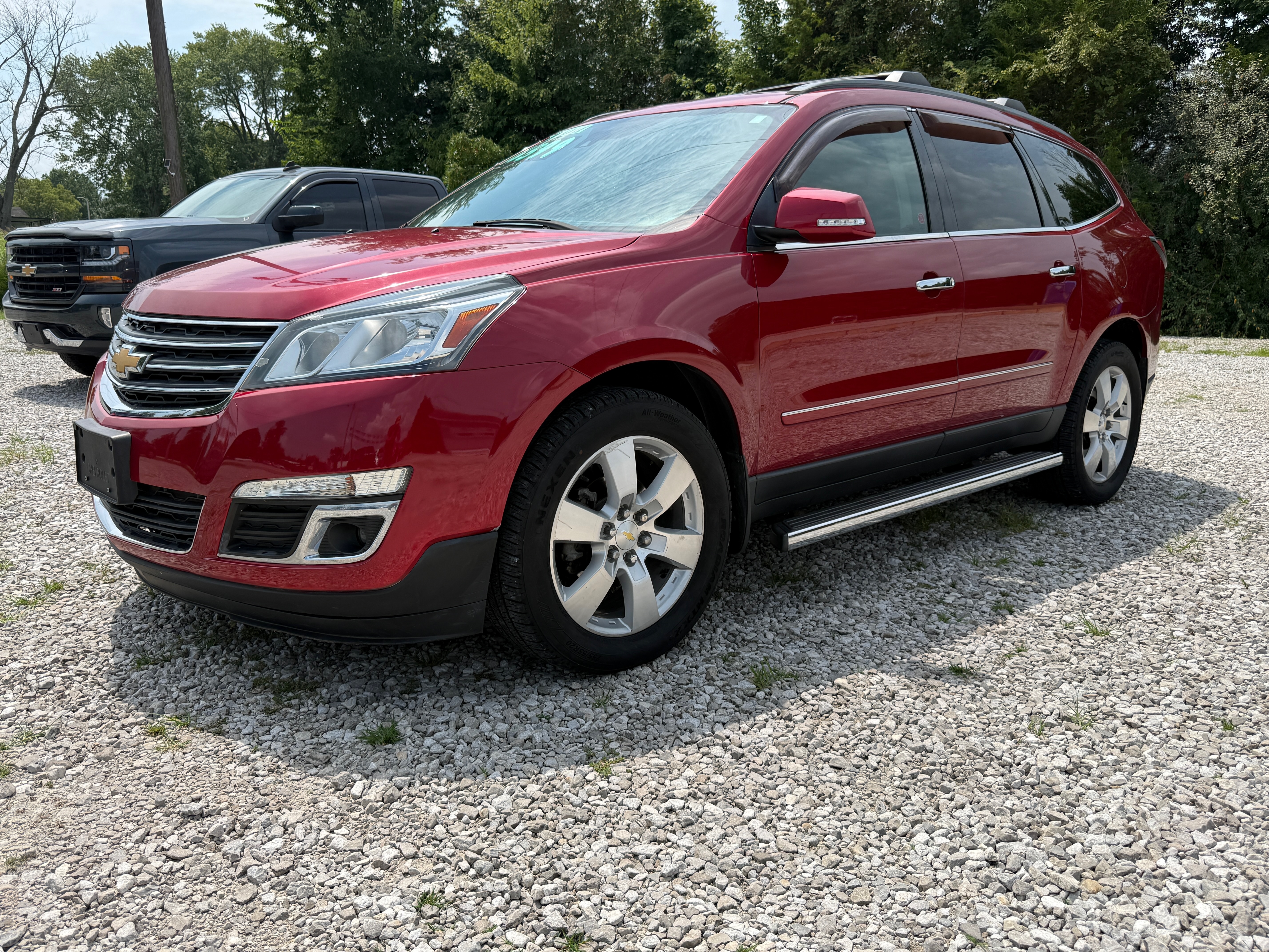 2014 Chevrolet Traverse LT front angle