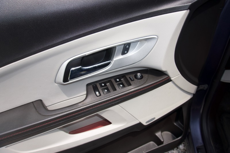 Maroon Ford Taurus SEL, interior door detail