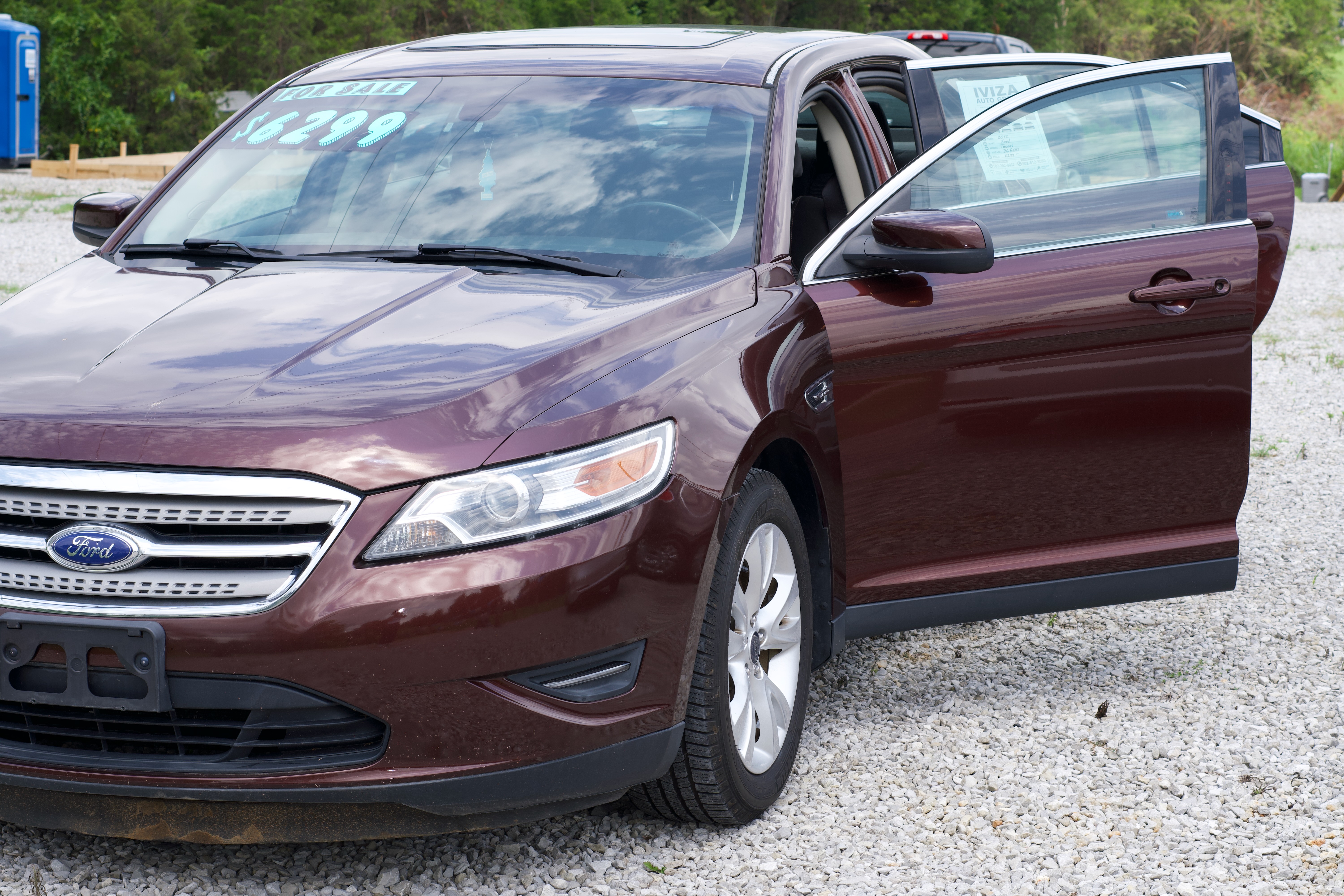 Maroon Ford Taurus SEL, side profile